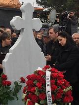 Nora Ilenei Ciuculete, distrusa la inmormantarea artistei. Este mama singurului nepot al cantaretei VIDEO EXCLUSIV