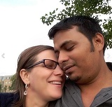 Bebelusi gemeni, zdrobiti cu ciocanul! Baietelul a murit din cauza ranilor. O romanca stabilita in Marea Britanie isi plange cu disperare copilul mort