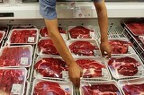 Supermarket din Arad, amendat pentru ca a vandut miercuri o caserola cu ceafa de porc pe care scria ca a fost ambalata joi
