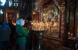 De ce nu e bine sa porti pantaloni in biserica daca esti femeie? Iata de ce le condamna Biserica atat de aspru