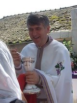 Un crestin care a asistat la o partida de amor dintre Cristian Pomohaci si un baiat minor a povestit ce-a vazut! Ce putea sa-i faca preotul copilului?