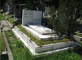 Un barbat si-a ingropat ambele sotii in acelasi mormant. Ce a putut sa scrie pe piatra funerara? Trecatorii se opresc mereu in fata mormantului
