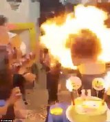 Terifiant! Îşi celebra ziua de naştere, dar când a vrut să sufle în lumânări i-a luat părul foc! Totul a fost filmat!