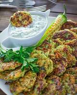 Reteta de dieta: Chiftele de dovlecei cu branza feta si sos tzatziki