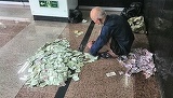 A vazut un cersetor inconjurat de un munte de bancnote, s-a apropiat si l-a intrebat de unde ii are! Raspunsul batranului l-a socat