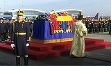 Ceremonie emotionanta pe aeroport la aducerea Regelui Mihai in tara!