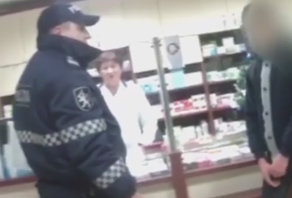 Trei adolescenţi au intrat cu măşti pe faţă într-o farmacie şi au cerut prezervative! Ce a urmat apoi e incredibil