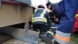 O fată de 12 ani, prinsă sub tramvai! Eleva a fost transportată în stare gravă la spital
