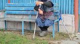 O batranica din Oradea, batjocorita de un strain. Barbatul a rugat-o sa-l ajute cu un pahar cu apa, iar apoi a atacat-o