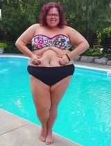 Si-a facut curaj si a iesit din casa in costum de baie. Ea e grasuta care le-a dat peste nas tuturor! Ce a facut?