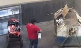 Imaginile groazei! Un barbat si-a aruncat copilul la gunoi dintr-un motiv halucinant! Totul a fost surprins pe camerele de supraveghere