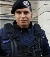 Jandarmul care a lovit un protestatar are un copil bolnav de cancer! Drama traita de barbat
