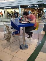 Un tanar din Bucuresti merge mereu la mall cu o haina de blana de dama in mana! Povestea lui e cutremuratoare: "A spus ca nu e nebun, iubita lui..."