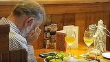 Imaginea care iti va rupe sufletul! Un barbat a iesit sa ia masa intr-un restaurant alaturi de cenusa sotiei sale!