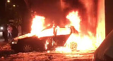 Gest tulburator! Un barbat a incendiat o masina aflata pe locul sau de parcare iar focul l-a cuprins si pe el