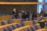 A incercat sa se sinucida in parlament. Un barbat s-a aruncat de la balcon, cu o funie in jurul gatului