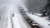 Carambol in Prahova: Sapte autoturisme si un tir s-au lovit. In Mures a derapat un autocar cu copii