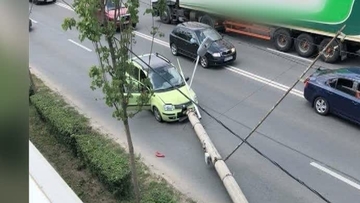 Accident spectaculos in Cluj! A intrat cu masina in stalp... Continuarea intrece orice imaginatie