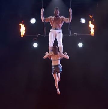 Momentul terifiant intr-o emisune de talente! Sotul ei a scapat-o cap in timpul unui spectacol acrobatic in fata juriului si a spectatorilor ingroziti