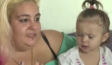 O mama a fost ingrozita de ce a descoperit in scutecul fiicei sale dupa ce a vazut-o comportandu-se ciudat