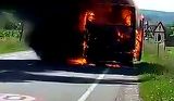 Plan rosu de interventie in Mures! Un autobuz care transporta 30 de muncitori a luat foc