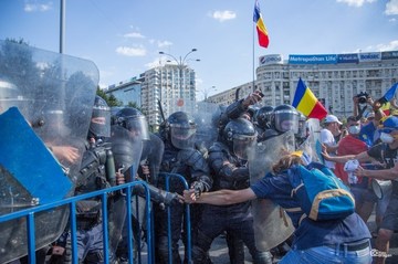 Cati bani primesc jandarmii care au fugarit demonstranti in Piata Victoriei? Iata tabelul cu salarii
