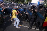 Marturie socanta a unui protestatar: "Un jandarm lovea multimea cu o bucata de gard. Mi-a spus ca e stare de razboi"