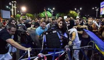 Politia a gasit arma sustrasa de la jandarmerita in timpul protestului din 10 august! Unde se afla pistolul