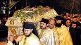 De 15 ani mereu acolo! O familie din Bucureşti aduce an de an flori la sicriul Sfintei Parascheva. Un miracol s-a întâmplat în viaţa lor