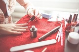 O adolescentă şi-a şters unghiile cu acetonă şi a fost la un pas să moară! Care a fost cauza