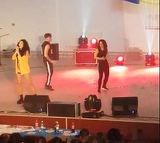 Momentul în care dansatoarea Diana se prăbuşeşte pe scenă a fost surprins de camere! Soţul a reacţionat imediat