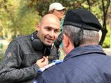 Reacţia halucinantă a unui protestatar #rezist după moartea jandarmeriţei la Suceava! Internauţii au fost revoltaţi
