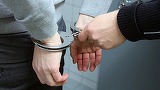 Scandal în cimitir! Doi bărbaţi au agresat un preot, apoi au lovit un poliţist