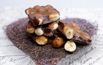 O reţetă delicioasă: Ciocolata de casa cu nuci si alune