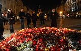 EXCLUSIV! Pelerinaj in noaptea de Revelion in fata clubului Colectiv! E incredibil ce s-a intamplat acolo! Parintii, prietenii si cunostintele celor morti in incendiu au tinut mortis sa se afle la trecerea dintre ani la locul cumplitei tragedii!