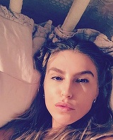 Corina Bud, selfie provocator din cada! Artista n-a tinut cont de gura lumii si si-a aratat sanii