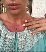 Punem pariu că n-o recunoşti? Aşa arată una dintre cele mai cunoscute cântăreţe de la noi după ce s-a ”prăjit” la soare