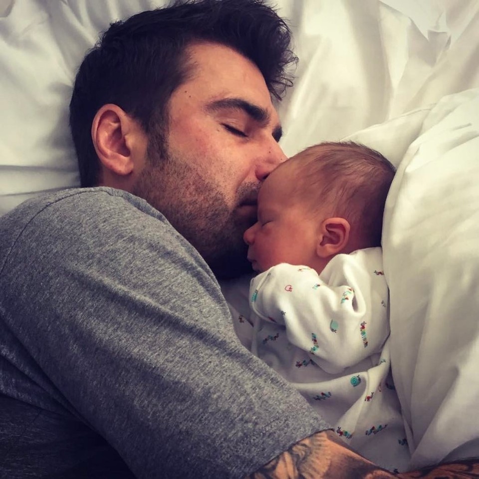 Adrian Mutu, imagine emotionanta cu fiul sau! A fost fotografiat in timp ce dormea cu micutul