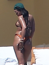 Rihanna, mai ”pufoasă” ca niciodată! S-a îngrăşat teribil, dar nu renunţă la costumul de baie! Fanii au fost pur şi simplu oripilaţi