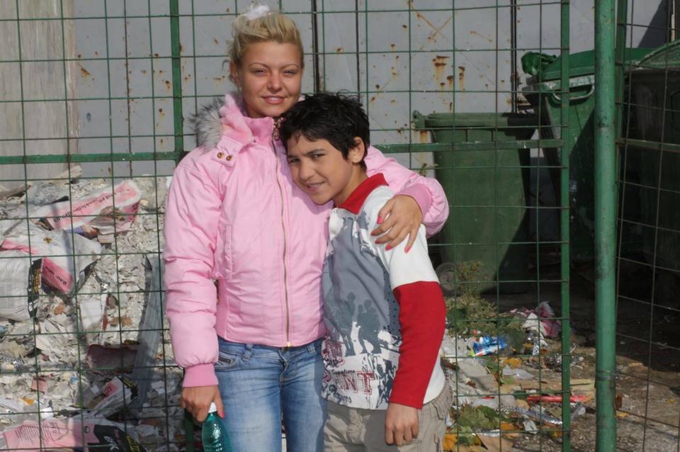 Fotografie incredibila cu Ana Maria Mocanu si cu Babi Minune! Uite cum se pozau cei doi impreuna, pe vremuri, langa gramezile de gunoi! Pe dansatoare n-ai cum s-o recunosti!