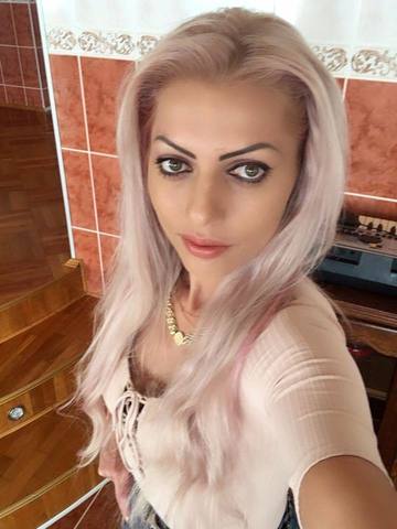 In “palatul” din Petrosani, Nicoleta Guta si-a pus... faianta in sufragerie! Ce viziune artistica a manat-o pe cantareata sa faca decoreze asa casa!