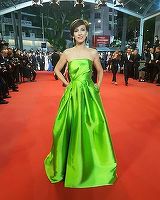 Laura Cosoi, Andreea Raicu si Dana Rogoz au defilat pe covorul rosu de la Cannes. Romancele au stralucit in rochiile spectaculoase create de designeri romani!