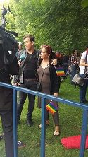 Floricica Dansatoarea, vedeta la Marsul Diversitatii! S-a pozat cu un fost politican si iubita acestuia FOTO