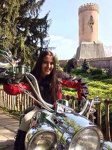 Ce sexy este fosta nevasta a lui Daniel Iordachioaie! Nouria s-a pozat calare pe motor langa Turnul Chindiei FOTO