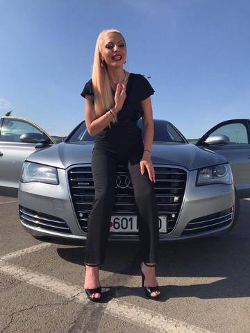 Nicoleta Guta, acuzata de fani ca e prea bogata: „Da din gura si iesa banu’. Si altii muncesc de le vine rau. Si nu-si permit masini de lux!”