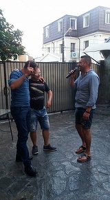 FOTO Cristi Sfetcu nu rezista fara microfon nici in fata amicilor! Uite-l pe baiatul Ilenei Ciuculete cum intretine atmosfera la un gratar