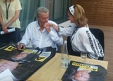Manuela Harabor l-a vrajit pe Alain Delon, care a remarcat-o imediat: "M-a complimentat! Alain Delon mi-a spus ca sunt tare frumoasa!" Vezi ce autograf superb a primit actrita