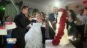 Farsa de zile mari la “Se striga darul!”Andreea Mantea si Bursucu au “ruinat” momentul cel mai important al nuntii! Cum au reactionat mirii dupa ce tortul lor s-a prabusit, aflati azi, de la 20.00, la Kanal D