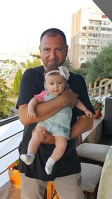 Sabbagh va petrece trei zile si trei nopti, la malul Dunarii, la botezul fetitei lui! Avem programul fabulos pe care l-a pregatit invitatilor. Intra sa vezi cu ce bunatati se vor delecta cei prezenti si ce surprize le-a pregatit prezentatorul Stirilor Kan