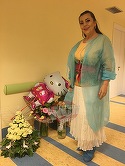 Prima poza cu mama Elenei Gheorghe in rezerva cantaretei! Artista a primit o sumedenie de flori si baloane! FOTO EXCLUSIV!